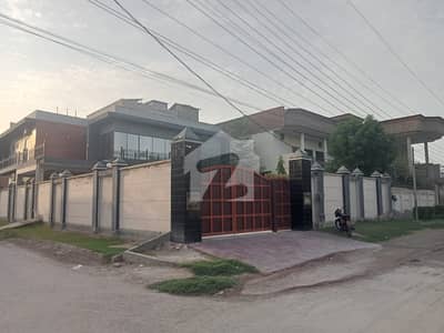 خانپور روڈ رحیم یار خان میں 6 کمروں کا 1 کنال مکان 5.75 کروڑ میں برائے فروخت۔
