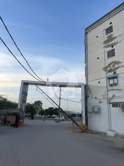 Gulshan E Romi, 60 Feet Road 400 Square Yard Leased Opposite Saima Mall For Sale