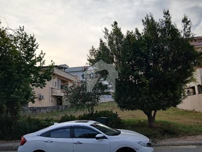 1 Kanal Plot On Prime Location For Sale