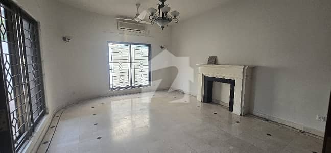 HOUSE FOR SALE IN THE HEART OF ISLAMABAD SECTOR F8-1