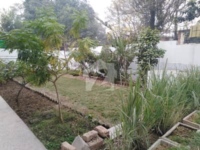 ایف ۔ 8 اسلام آباد میں 4 کمروں کا 1 کنال مکان 25.0 کروڑ میں برائے فروخت۔
