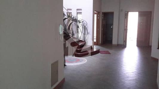 ایف ۔ 8 اسلام آباد میں 4 کمروں کا 1 کنال مکان 5.0 لاکھ میں کرایہ پر دستیاب ہے۔