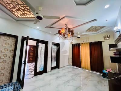 ایل ڈی اے ایوینیو لاہور میں 6 کمروں کا 10 مرلہ مکان 3.55 کروڑ میں برائے فروخت۔