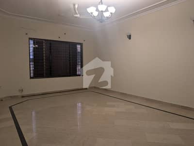 F-11 LOWER PORTION SEPARATE GATE FOR RENT EXCELLENT 500 SQY LOWER PORTION PROPER AND MODERN FITTINGS, MARBLE FLOORING 3 BEDROOMS, 3 ATTACHED BATHROOMS TV LOUNGE, DRAWING DINING, 1 KITCHEN