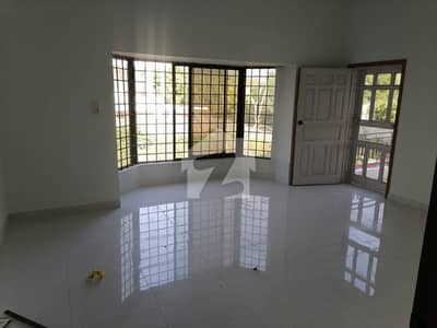F-11 UPPER PORTION 3 BEDS SEPARATE GATE FOR RENT PARK 3 CARS SERVANT QTR