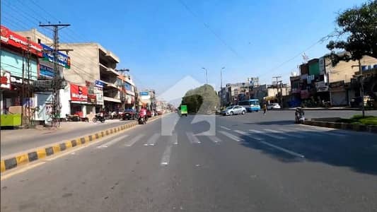 پی آئی اے مین بلیوارڈ لاہور میں 2 مرلہ دکان 3.5 کروڑ میں برائے فروخت۔