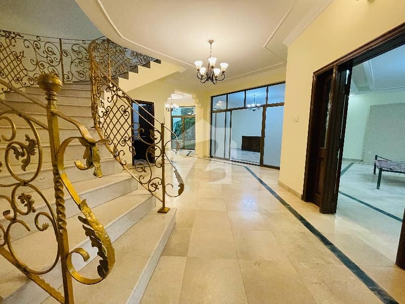 Offering A 1000 Square Yard Spacious House Available For Rent Offering A 1000 Square Yard Spacious House Available For Rent