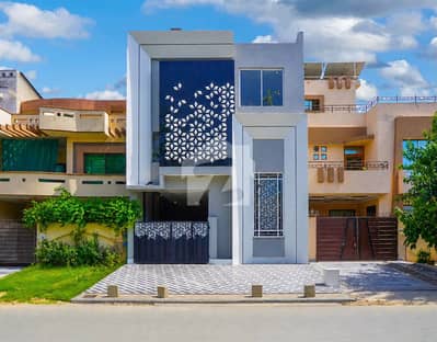 8 Marla Brand New Rooftop Pool Multiple Skylights Double Height Living Central Courtyard. Luxury House For Sale In Johar Town Phase 2 On 65 Ft Road Near To Emporium Mall Hot Location