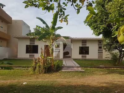 4.5 Kanal Farmhouse With 3 Bed Single Storey House Available For Sale