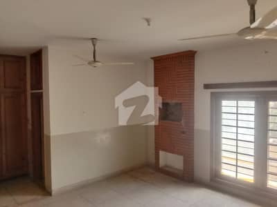 کینال روڈ فیصل آباد میں 10 کمروں کا 1 کنال عمارت 5.0 لاکھ میں کرایہ پر دستیاب ہے۔