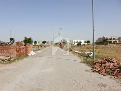 ڈی ایچ اے فیز 8 - بلاک ایس فیز 8,ڈیفنس (ڈی ایچ اے),لاہور میں 1 کنال رہائشی پلاٹ 3.4 کروڑ میں برائے فروخت۔