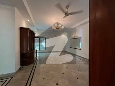1 KANAL LOWER PORTION AVAILABLE FOR RENT IN DHA PHASE 4