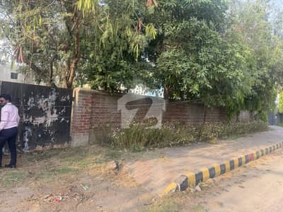 ایم ایم عالم روڈ گلبرگ,لاہور میں 4 کنال رہائشی پلاٹ 14.8 ارب میں برائے فروخت۔