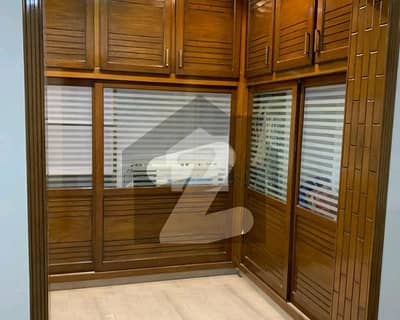 خیابانِ گارڈنز فیصل آباد میں 5 کمروں کا 1 کنال مکان 8.5 کروڑ میں برائے فروخت۔