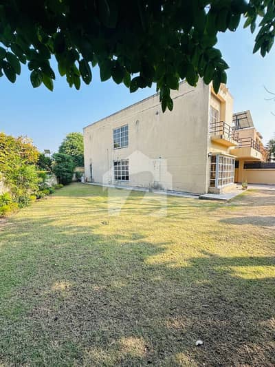 574 Square Yards Safari Villa 3 Big Lawn