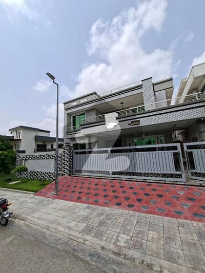 1 Kanal Triple Unit 9 Bedrooms Full House For Rent