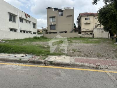 BOULEVARD KANAL CORNER WITH 8 MARLA EXTRA LAND PAID
