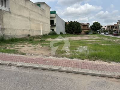 10 MARLA CORNER WITH 8 MARLA EXTRA LAND PAID PRIME LOCATION