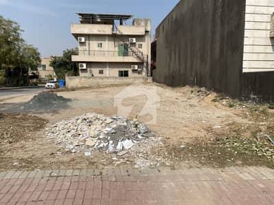 35/70 Size Corner Plot + Park Face