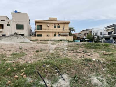 1 Kanal Boulevard Corner All Dues Clear Prime Location