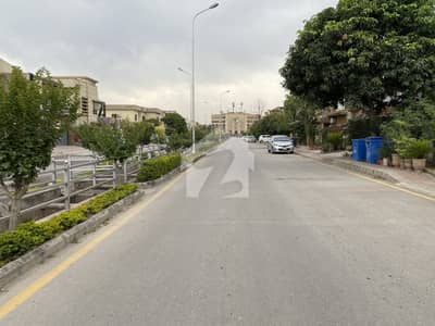 10 Marla Boulevard I Road Supreme Location In Walking Distance From Park Masjid And Commercial