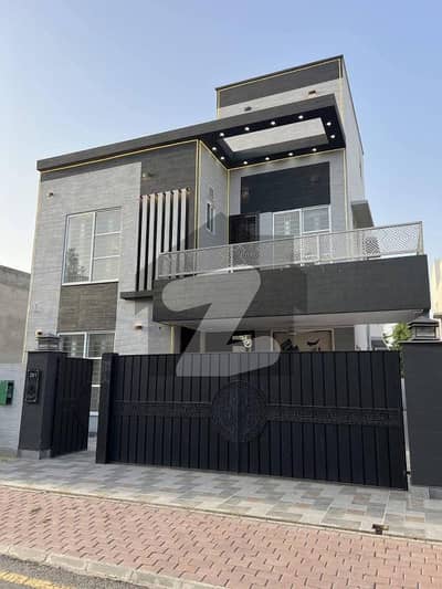 ڈی ایچ اے فیز 8 ڈیفنس (ڈی ایچ اے),لاہور میں 4 کمروں کا 10 مرلہ مکان 1.35 لاکھ میں کرایہ پر دستیاب ہے۔