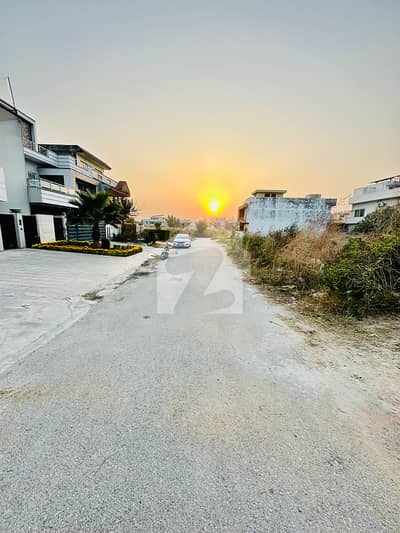 200 Sqyd PLOT AVAILABLE IN PRIME LOCATION D-12
