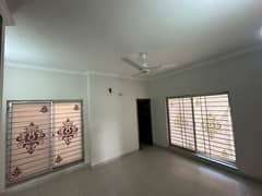 152sq Yd 3 Bedrooms Luxury Villa Is Available FOR RENT. 8km From Entrance Of BTK. 3 Bed DDL 1 Kitchen
