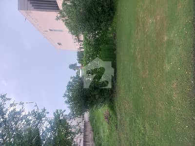 ڈی ایچ اے فیز 7 - بلاک ایس فیز 7,ڈیفنس (ڈی ایچ اے),لاہور میں 1 کنال رہائشی پلاٹ 4.9 کروڑ میں برائے فروخت۔