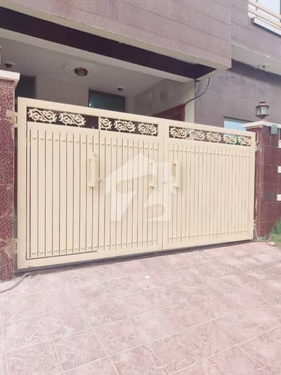 ڈی ایچ اے ڈیفینس فیز 2 ڈی ایچ اے ڈیفینس,اسلام آباد میں 6 کمروں کا 5 مرلہ مکان 3.5 کروڑ میں برائے فروخت۔