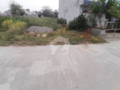 Prime location level plot for sale st 125