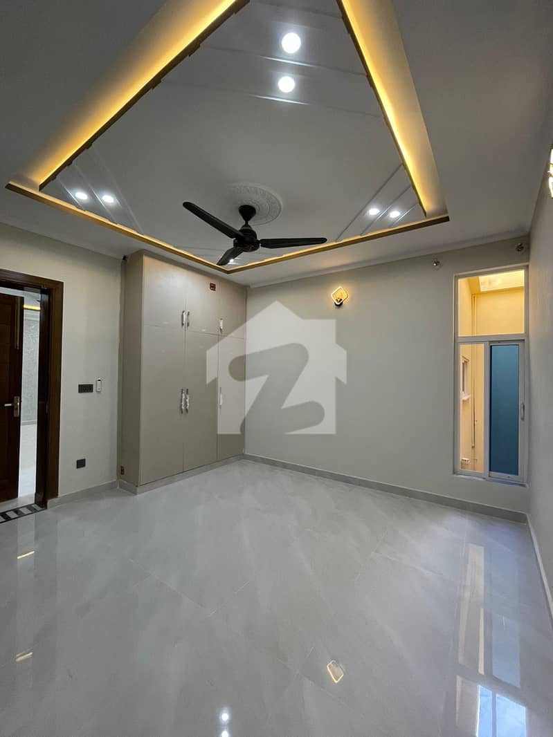 10 Marla House Available For Sale 10 Marla House Available For Sale