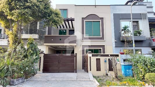 Perfect Facing Park 5 Marla House In Bahria Nasheman - Sunflower For Sale