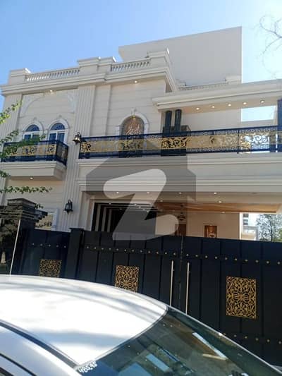 سٹی ہاؤسنگ سوسائٹی سیالکوٹ میں 5 کمروں کا 10 مرلہ مکان 3.0 کروڑ میں برائے فروخت۔
