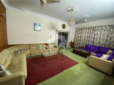 حیات آباد فیز 2 حیات آباد,پشاور میں 8 کمروں کا 2 کنال مکان 12.8 کروڑ میں برائے فروخت۔