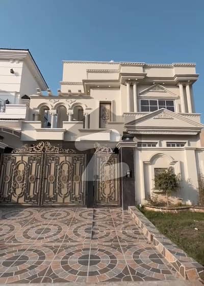 سٹی ہاؤسنگ سوسائٹی سیالکوٹ میں 5 کمروں کا 10 مرلہ مکان 3.9 کروڑ میں برائے فروخت۔