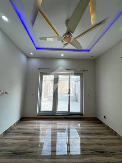 ڈی ایچ اے فیز 8 سابقہ ایئر ایوینیو ڈی ایچ اے فیز 8,ڈی ایچ اے ڈیفینس,لاہور میں 3 کمروں کا 10 مرلہ بالائی پورشن 80.0 ہزار میں کرایہ پر دستیاب ہے۔