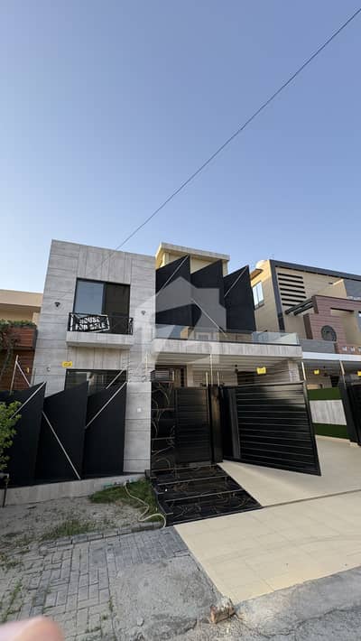 A block 10 marla house available for sale