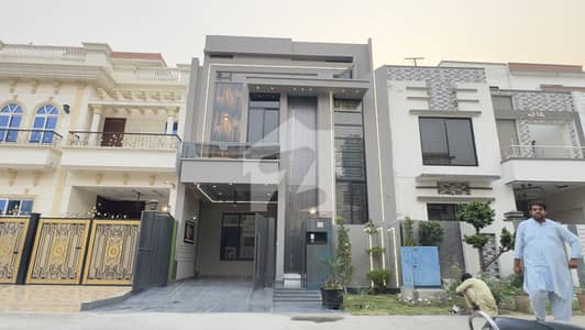 سٹی ہاؤسنگ سوسائٹی گوجرانوالہ میں 4 کمروں کا 5 مرلہ مکان 2.6 کروڑ میں برائے فروخت۔