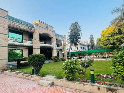 ایف ۔ 8 اسلام آباد میں 10 کمروں کا 4 کنال مکان 26.0 لاکھ میں کرایہ پر دستیاب ہے۔
