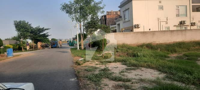 ڈی ایچ اے فیز 7 - بلاک ایکس فیز 7,ڈیفنس (ڈی ایچ اے),لاہور میں 1 کنال رہائشی پلاٹ 3.9 کروڑ میں برائے فروخت۔