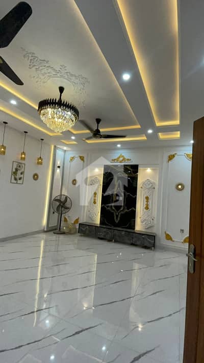 10 Marla Luxury House Available For Sale