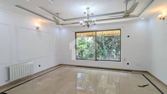 FOR RENT Renovated 6-Beds Triple Storey House E_7