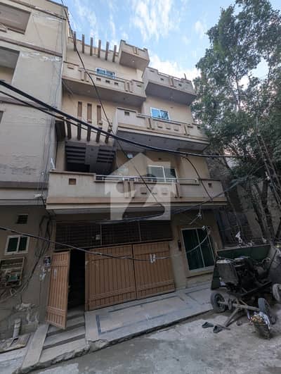سلطان ٹاؤن لاہور میں 8 کمروں کا 5 مرلہ مکان 3.0 کروڑ میں برائے فروخت۔