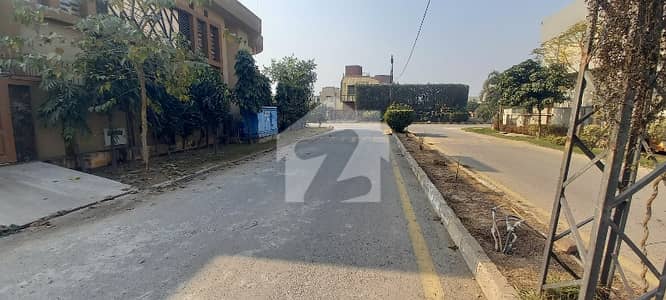 ڈی ایچ اے فیز 5 - بلاک ایم ڈی ایچ اے فیز 5,ڈیفنس (ڈی ایچ اے),لاہور میں 1 کنال رہائشی پلاٹ 3.0 کروڑ میں برائے فروخت۔