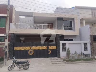 ٹیک ٹاؤن (ٹی این ٹی کالونی) ستیانہ روڈ,فیصل آباد میں 5 کمروں کا 10 مرلہ مکان 3.75 کروڑ میں برائے فروخت۔