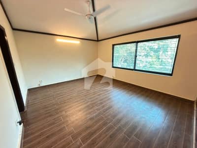 F-8 Anax Fully Independent Upper 3beds Tile Flooring