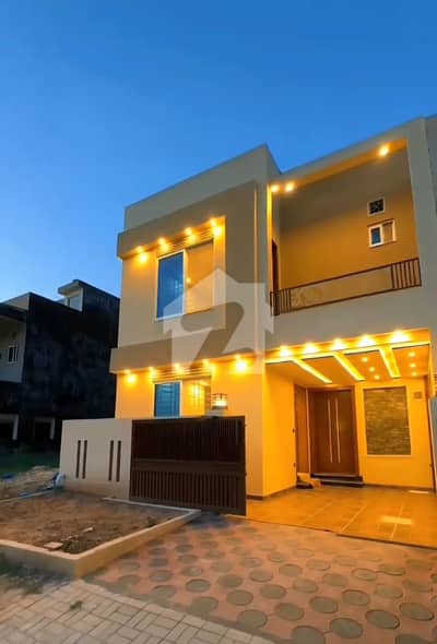 Beautiful 5 Marla Corner House for Sale Spacious Family Home with Servant Quarter