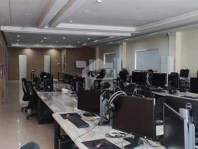 جوہر ٹاؤن لاہور میں 1 کنال Studio دفتر 5.5 لاکھ میں کرایہ پر دستیاب ہے۔
