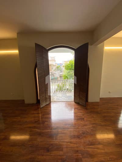 1 Kanal House (677 Sq. Yd) For Sale 1 Kanal House (677 Sq. Yd) For Sale